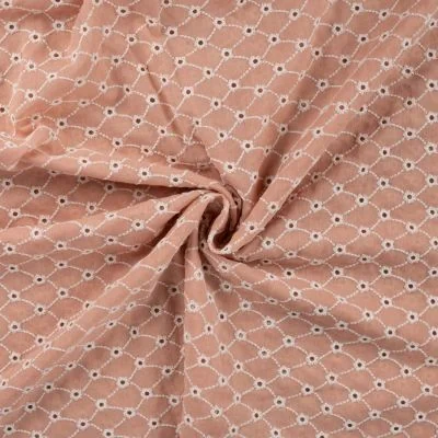 Tissu Gaze de Coton motifs brodés sur fond Saumon - Par 10 cm