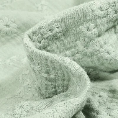 Tissu Double gaze Brodée Esmée sur fond Vert d&#039;eau - Par 10 cm