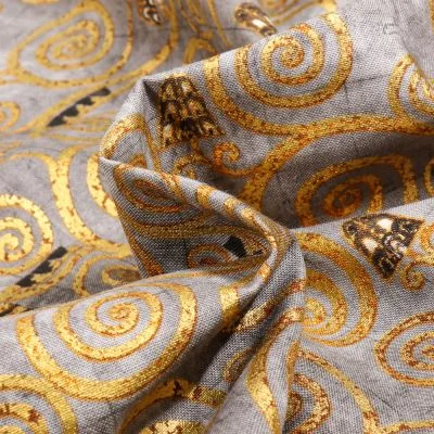 Tissu Gustav Klimt Arbres en volutes dorées sur fond Gris - Par 10 cm